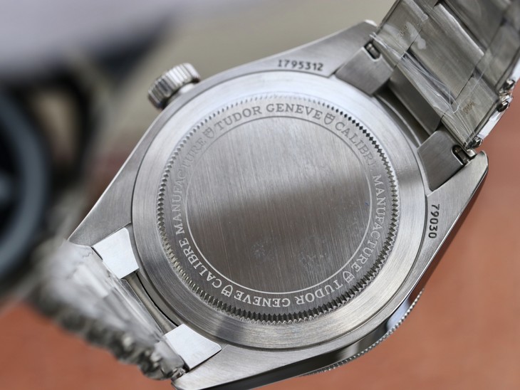 ZF帝舵碧灣繫列M79030N-0001腕錶，精鋼錶帶 自動機械男士腕錶￥3480
