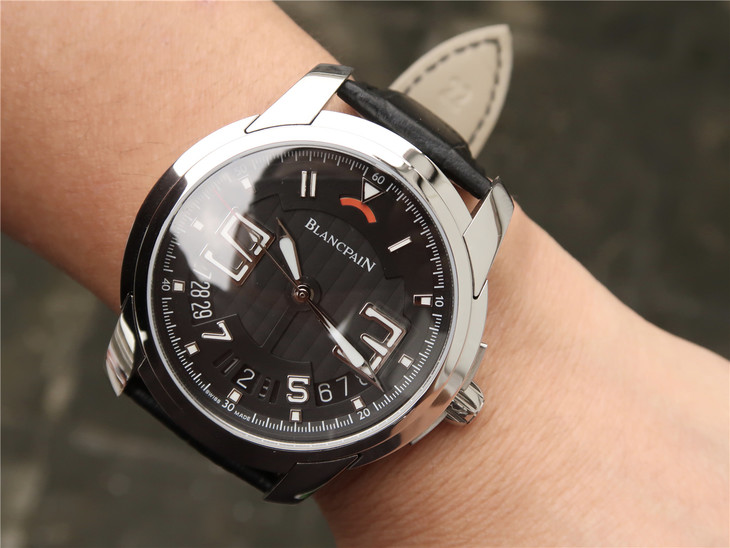 寶珀開創繫列8805-1134-53B整錶採用腕錶界頂級瑞士工藝，皮錶帶，自動機械機芯，男士腕錶￥3180