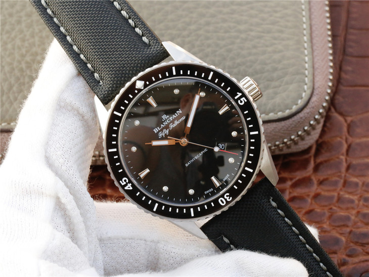 寶珀五十噚繫列5000-1110-B52A腕錶採取316精鋼材料男士腕錶￥3480